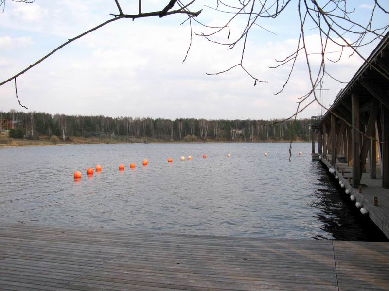Пирогово, причал. яхт-клуб, парусная школа, спуск на воду, летний отдых. начало сезона.